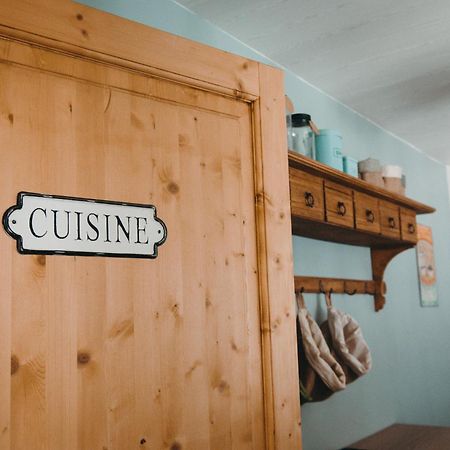 Au Charme D'Antan Bed & Breakfast Féron Екстериор снимка