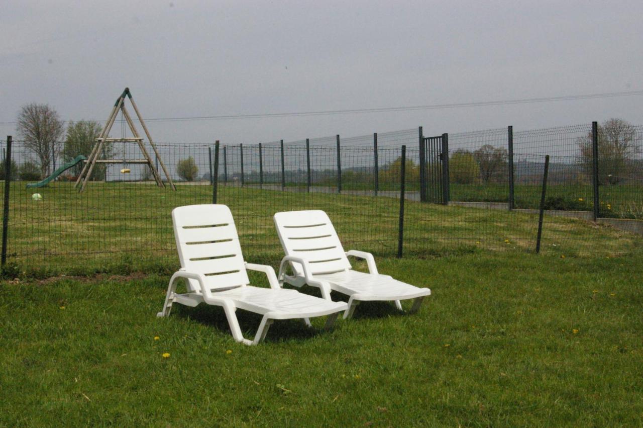 Au Charme D'Antan Bed & Breakfast Féron Екстериор снимка