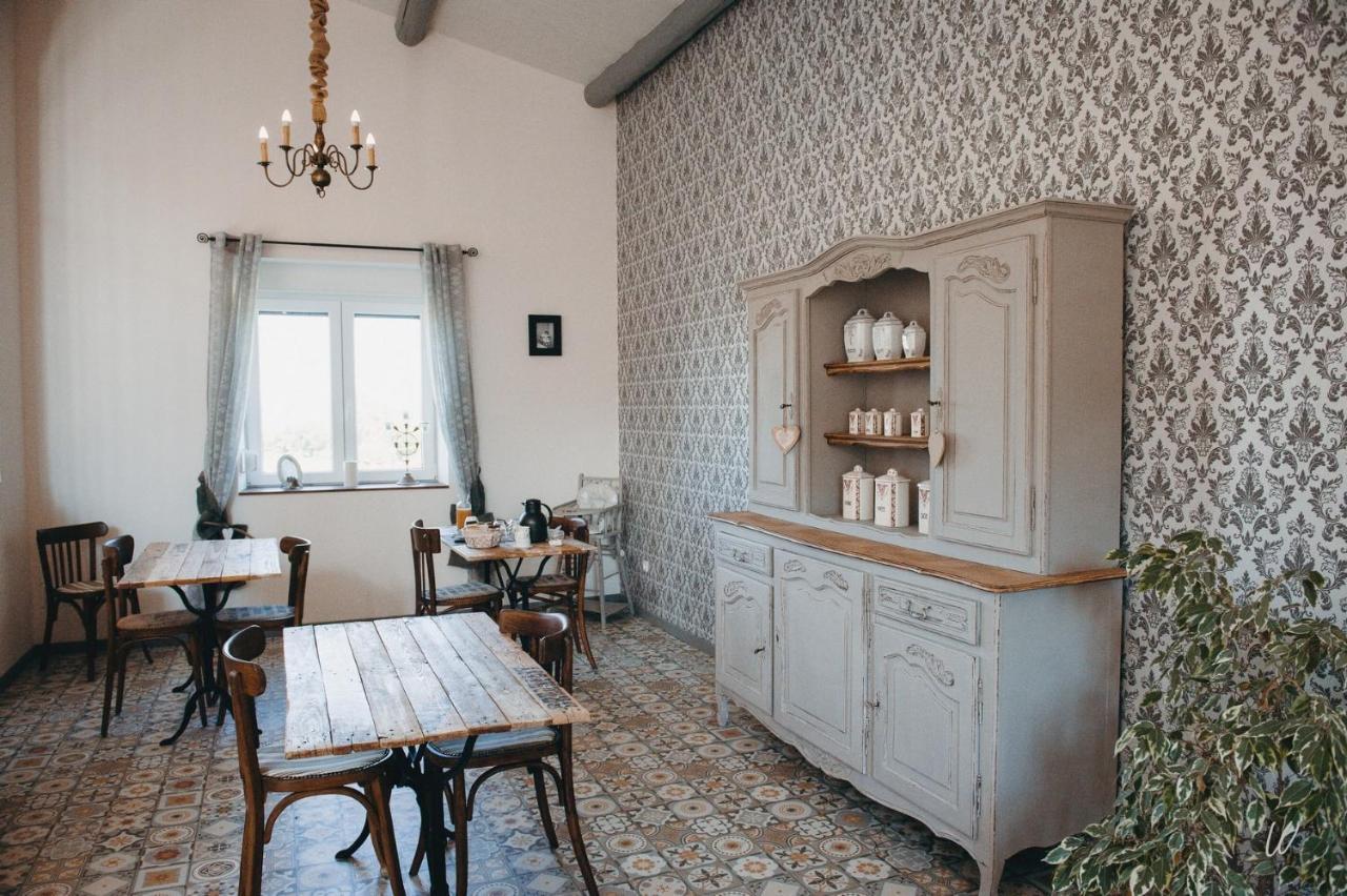 Au Charme D'Antan Bed & Breakfast Féron Екстериор снимка