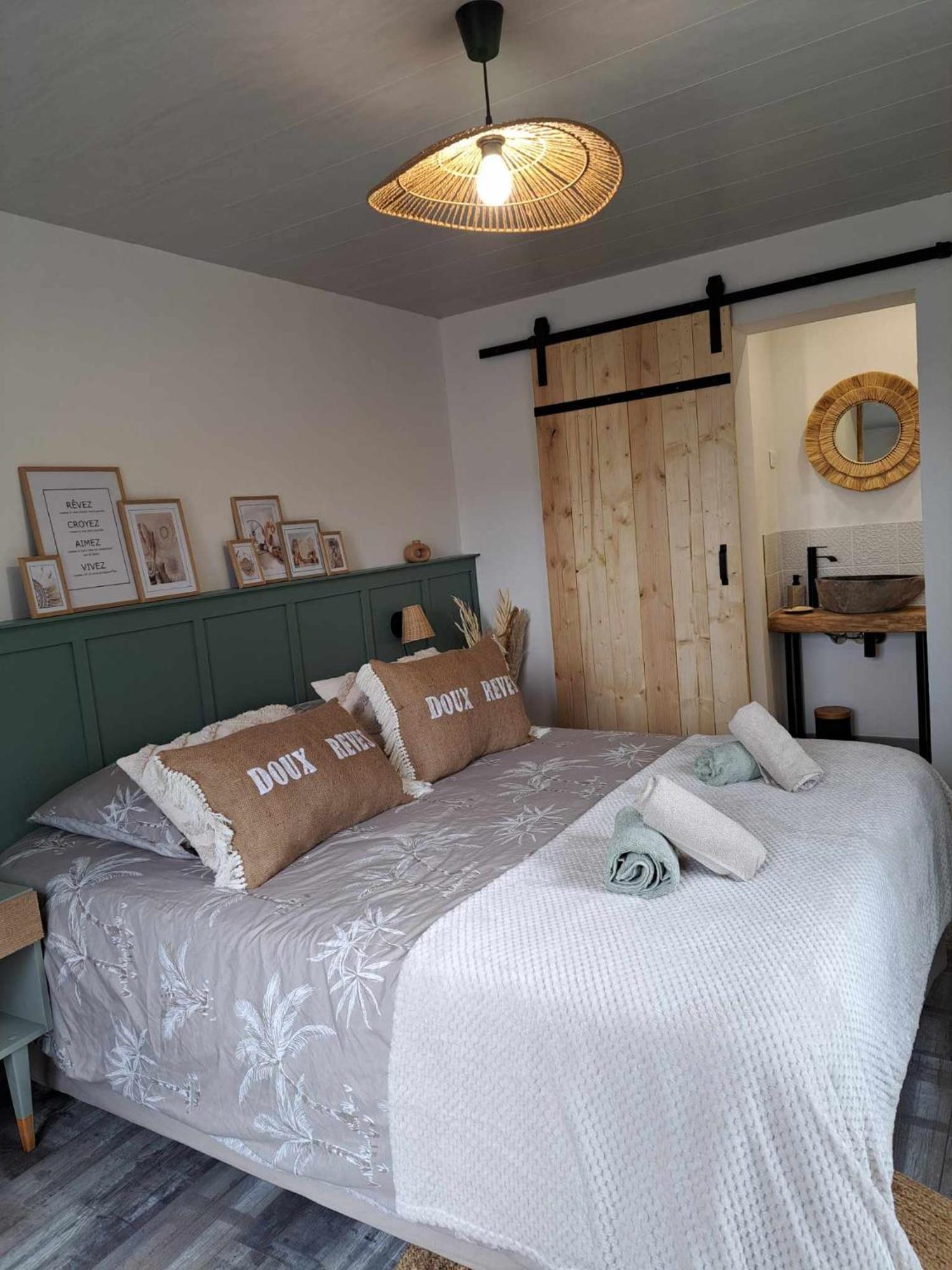Au Charme D'Antan Bed & Breakfast Féron Екстериор снимка