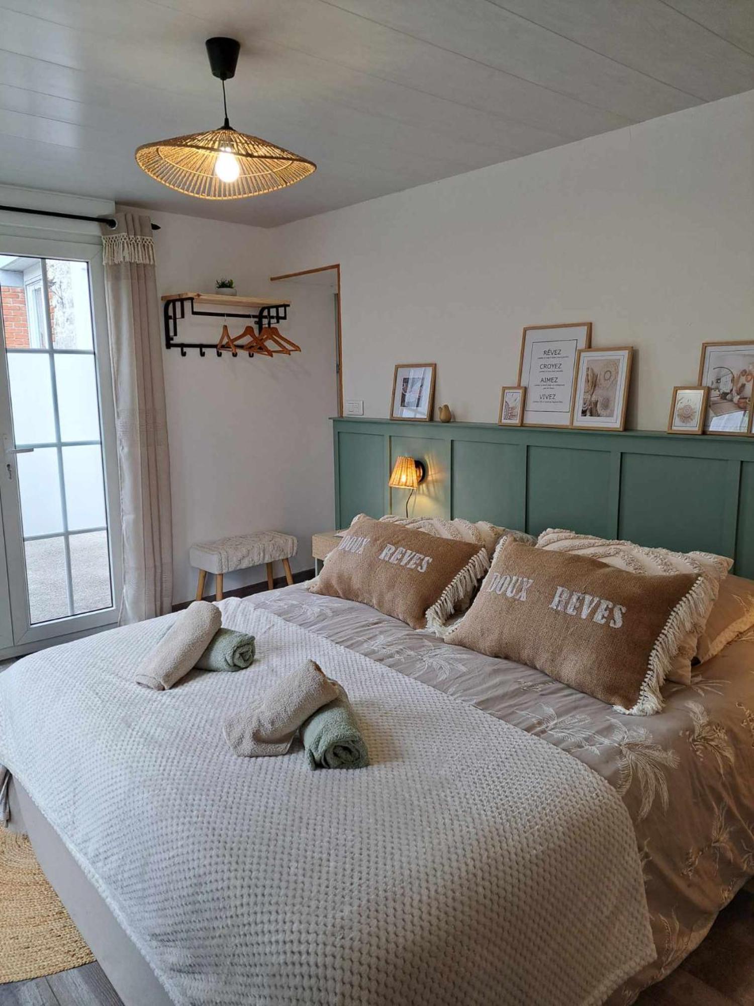 Au Charme D'Antan Bed & Breakfast Féron Екстериор снимка